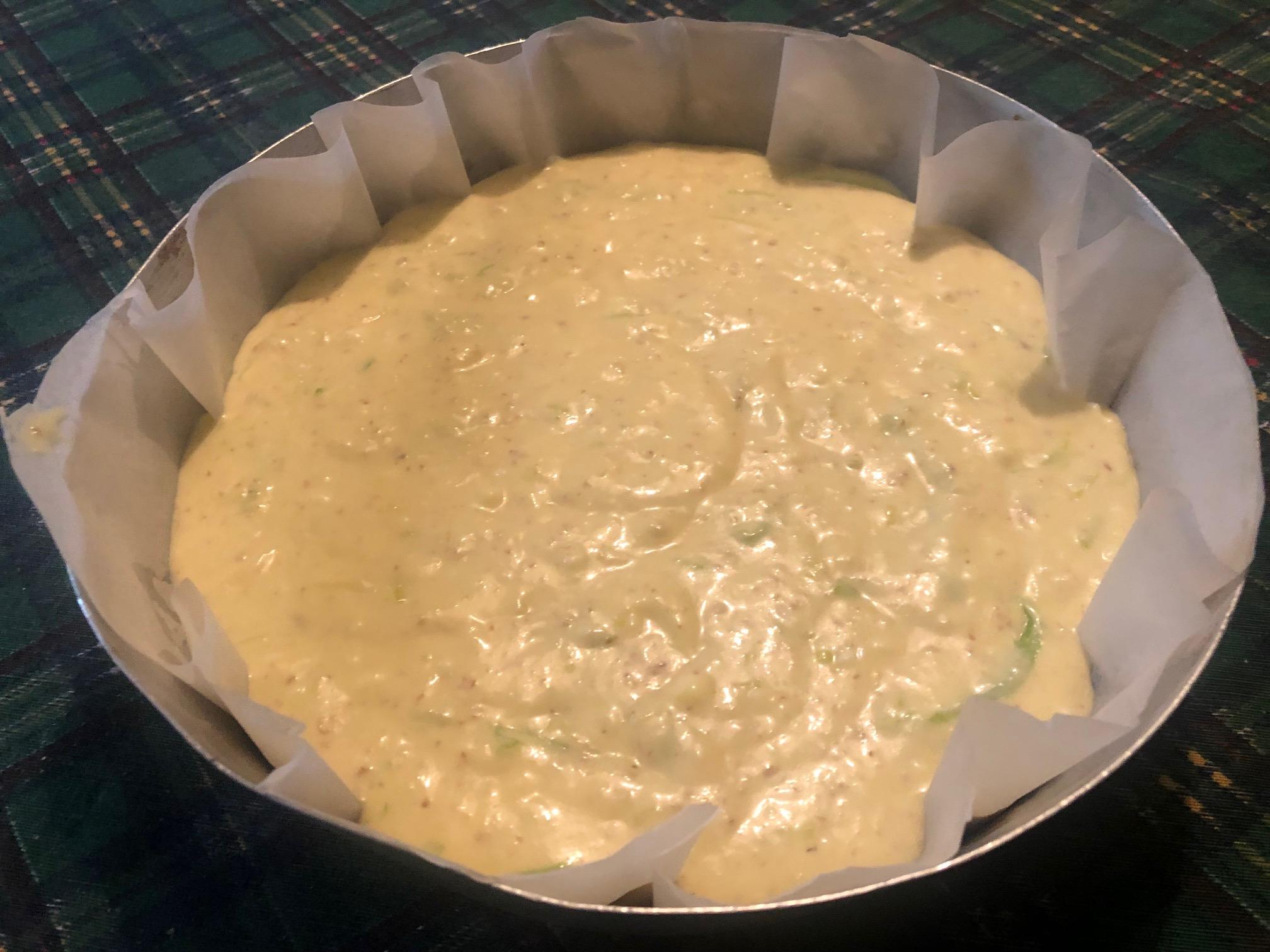 Torta salata allo stracchino pronta per essere infornata