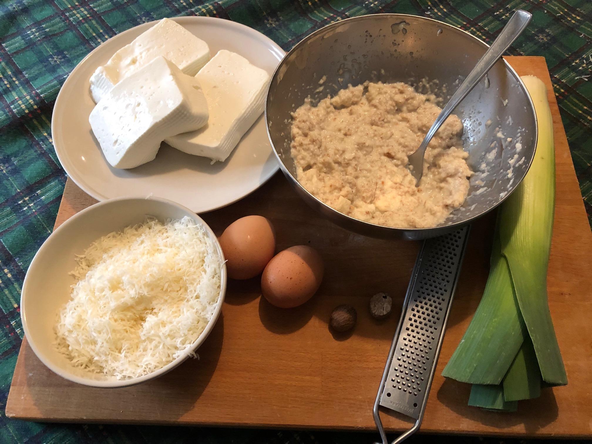 Torta salata allo stracchino in preparazione